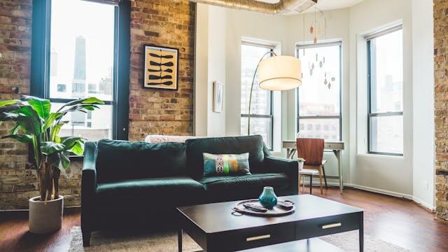 https://placehold.co/400x300/F472B6/FFFFFF?text=Apartment