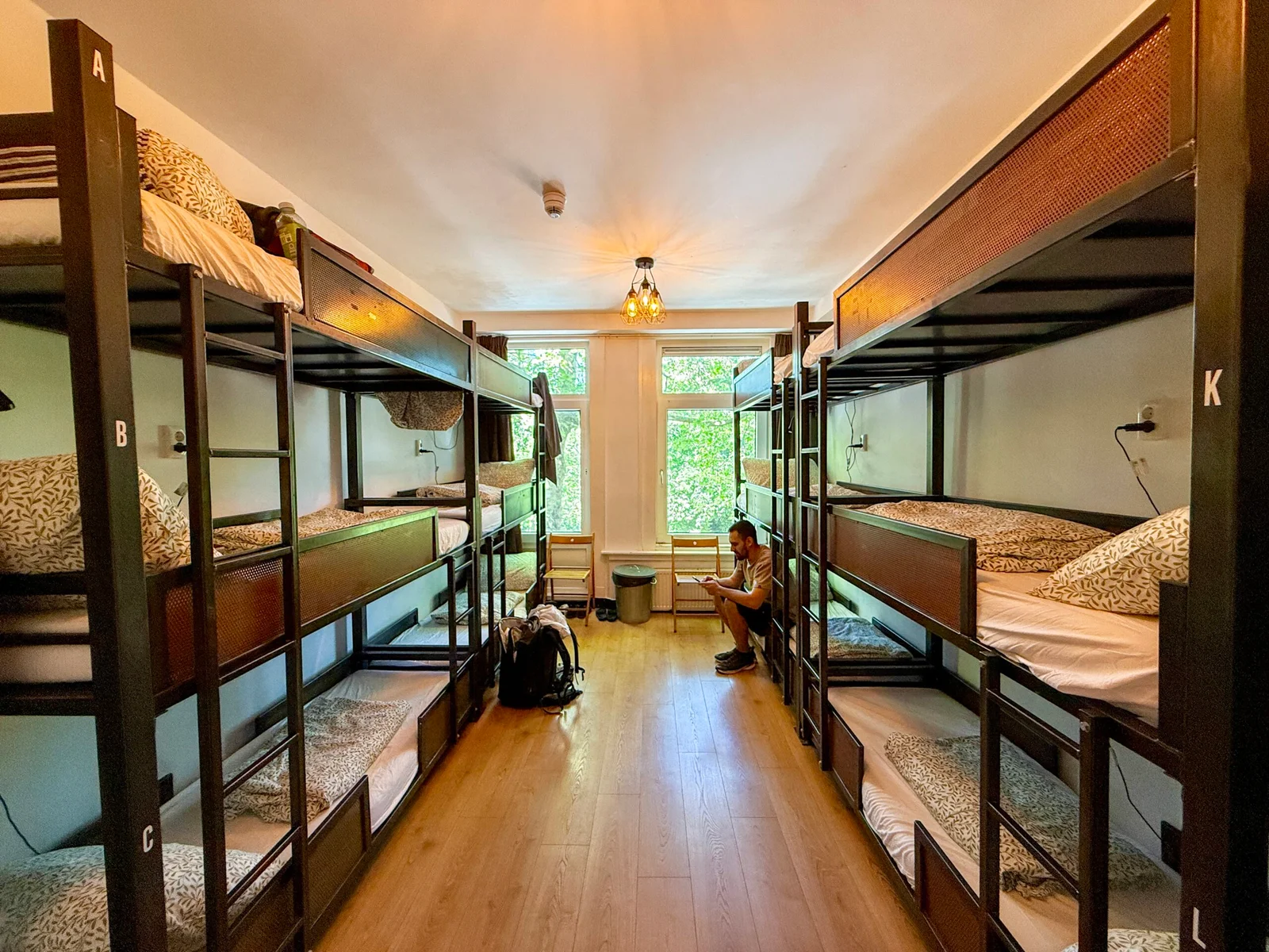 https://placehold.co/400x300/F472B6/FFFFFF?text=Hostel