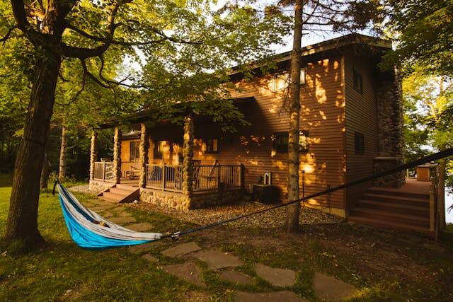 https://placehold.co/400x300/F472B6/FFFFFF?text=Lodge
