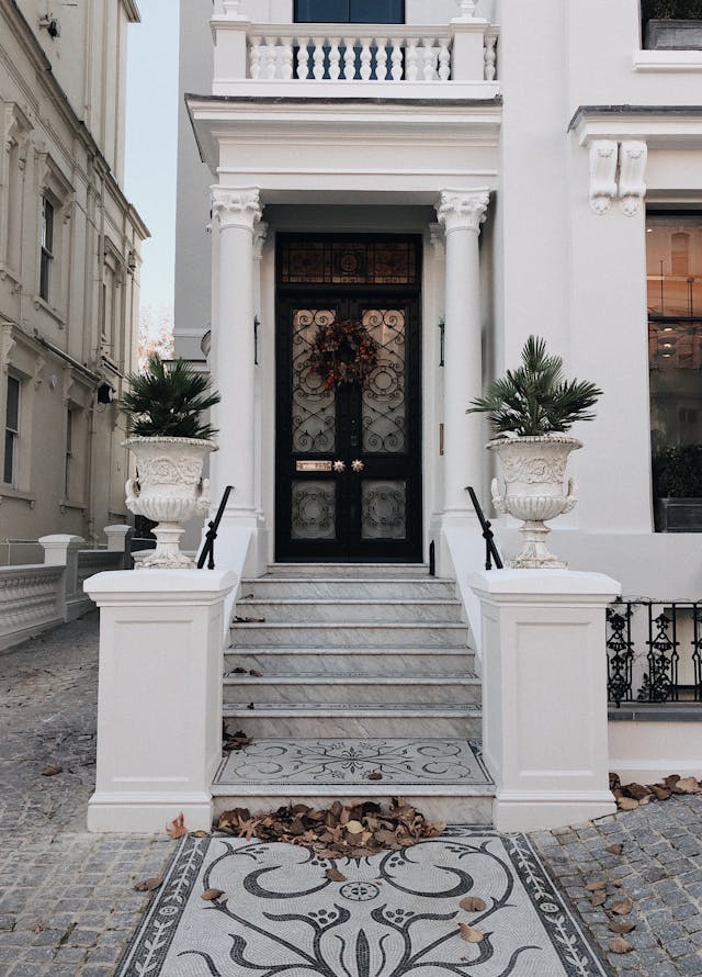 https://placehold.co/400x300/F472B6/FFFFFF?text=Townhouse